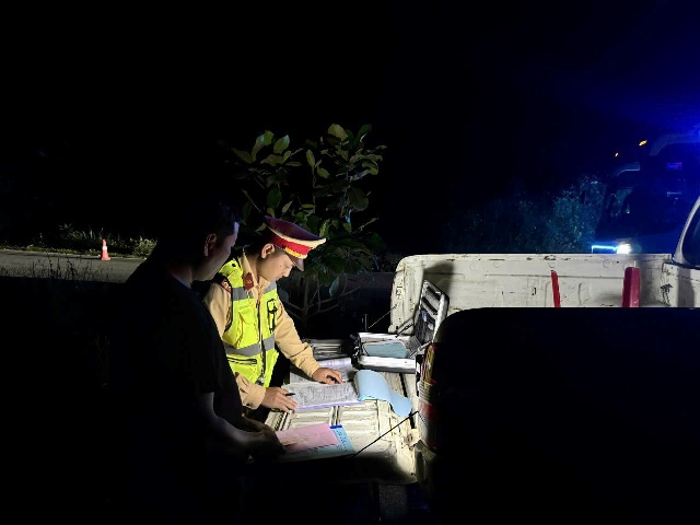 CSGT Đà Nẵng: Xử lý xe giường nằm 43 chỗ ngồi chở 60 người