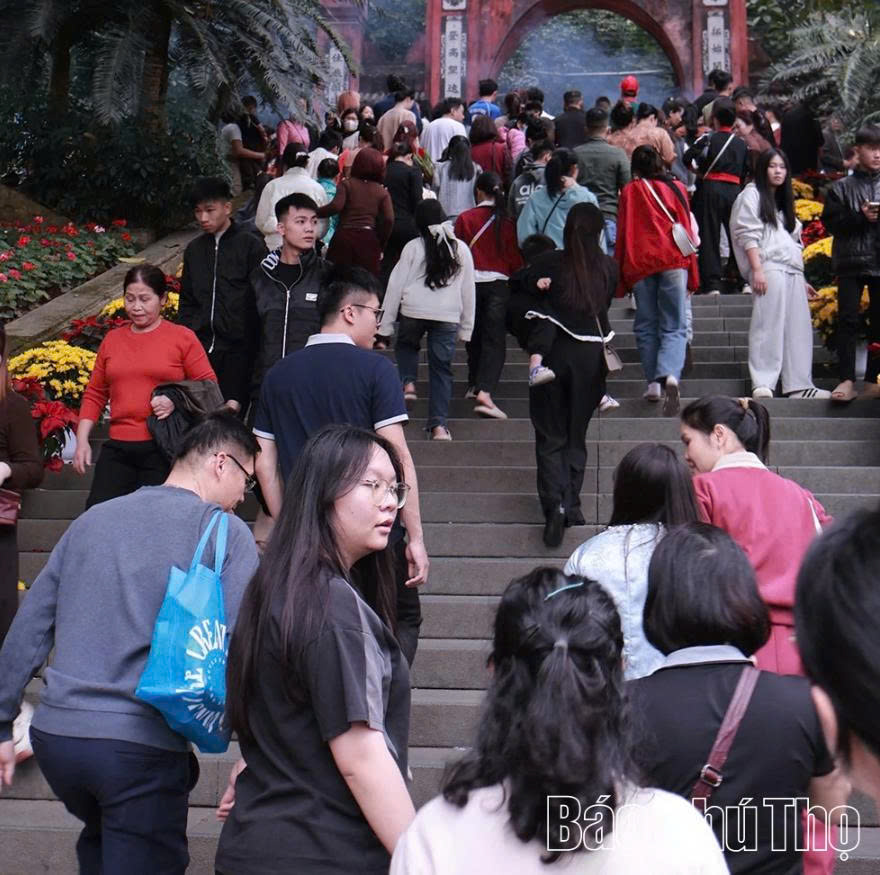 Đông đảo người dân thăm Khu Di tích lịch sử Đền Hùng, xã Hy Cương dịp Tết Bính Ngọ. Đông đảo người dân thăm Khu Di tích lịch sử Đền Hùng, xã Hy Cương dịp Tết Bính Ngọ.