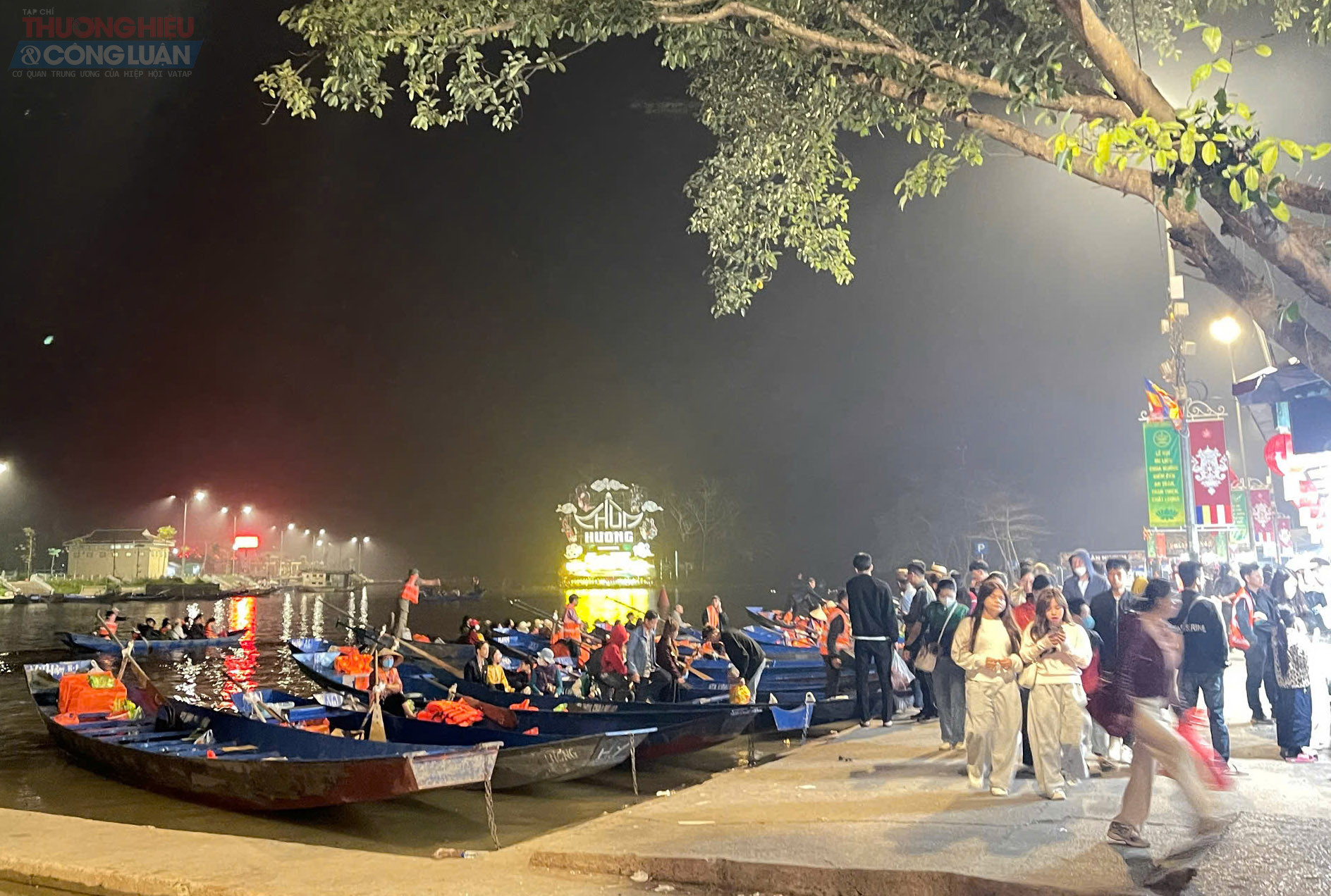 Tại khu vực đền Tr&igrave;nh l&uacute;c 4h30 ph&uacute;t ng&agrave;y 21/2 (tức m&ugrave;ng 5 th&aacute;ng Gi&ecirc;ng), d&ograve;ng người đi lễ đ&atilde; rất đ&ocirc;ng.