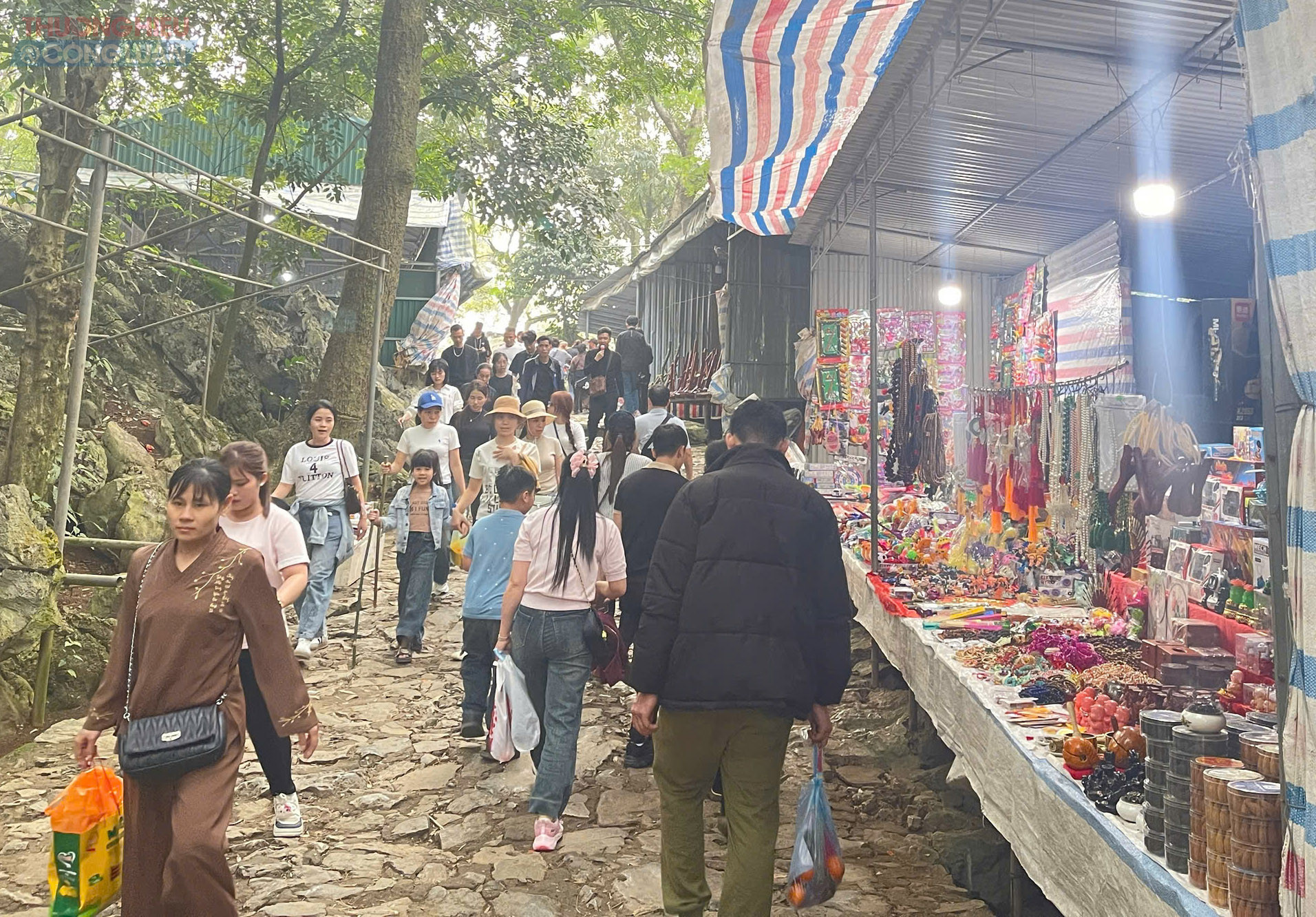 Kh&ocirc;ng gian từ ch&ugrave;a Thi&ecirc;n Tr&ugrave; đến Động Hương T&iacute;ch được mở rộng, bố tr&iacute; gọn g&agrave;ng, tạo thuận lợi cho người d&acirc;n v&agrave; du kh&aacute;ch trong qu&aacute; tr&igrave;nh h&agrave;nh lễ, tham quan.