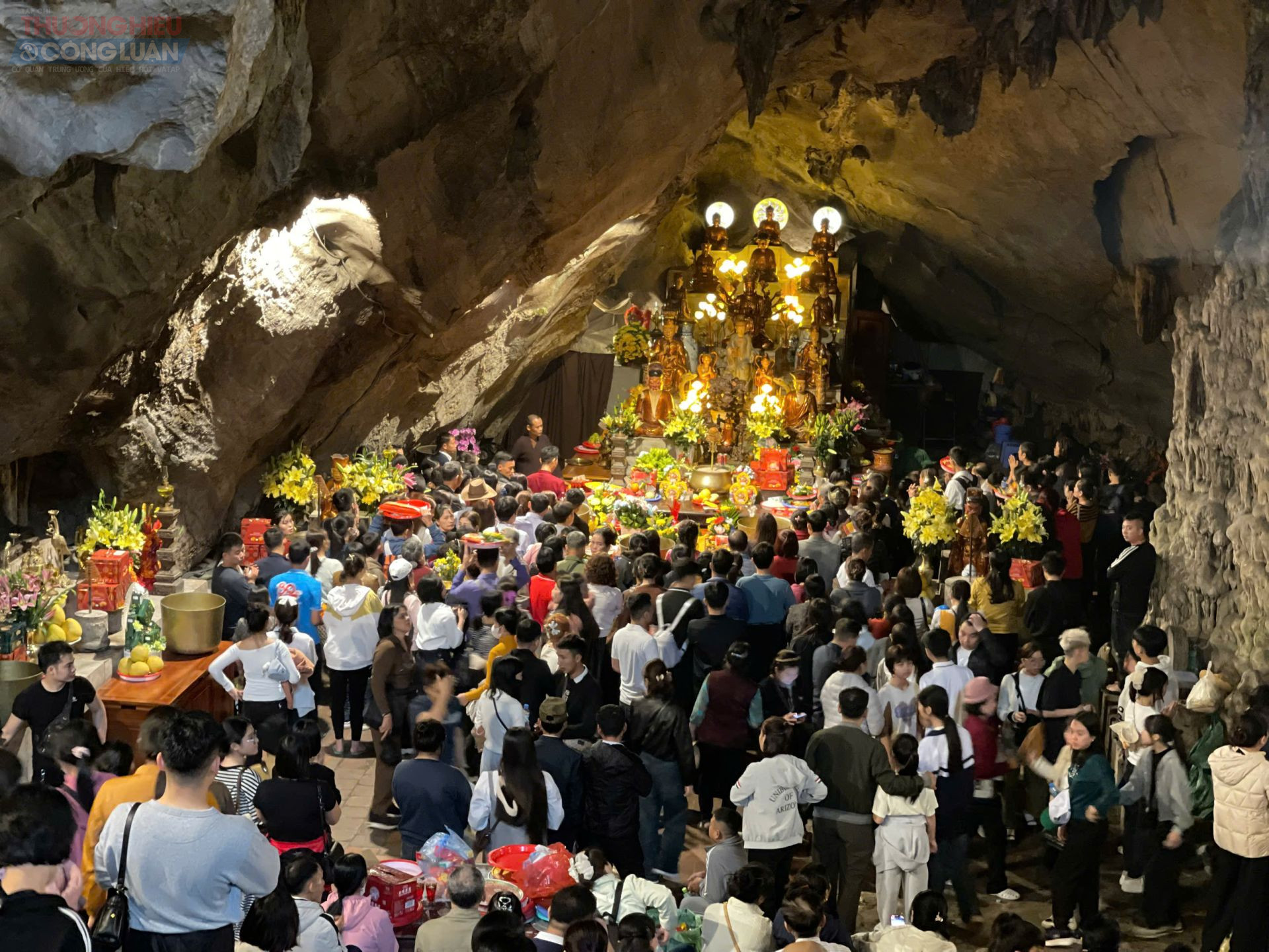 D&ograve;ng người đổ về động Hương T&iacute;ch.