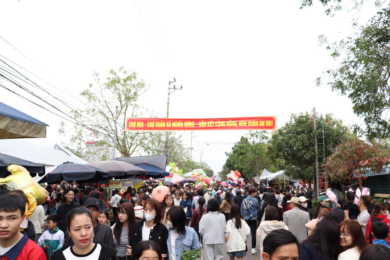 D&ograve;ng người n&ocirc; nức đổ về chợ xu&acirc;n.