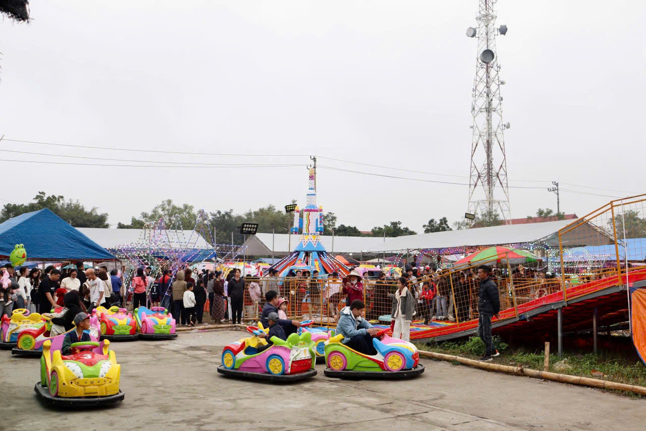 Khu vui chơi trẻ em lu&ocirc;n đ&ocirc;ng vui v&agrave; rộn r&atilde; tiếng cười.