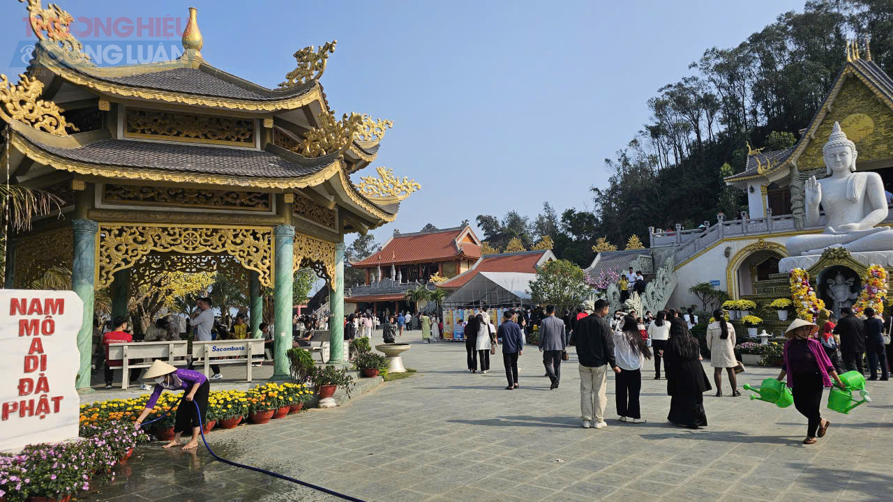 Du kh&aacute;ch đến d&acirc;ng hương, v&atilde;n cảnh