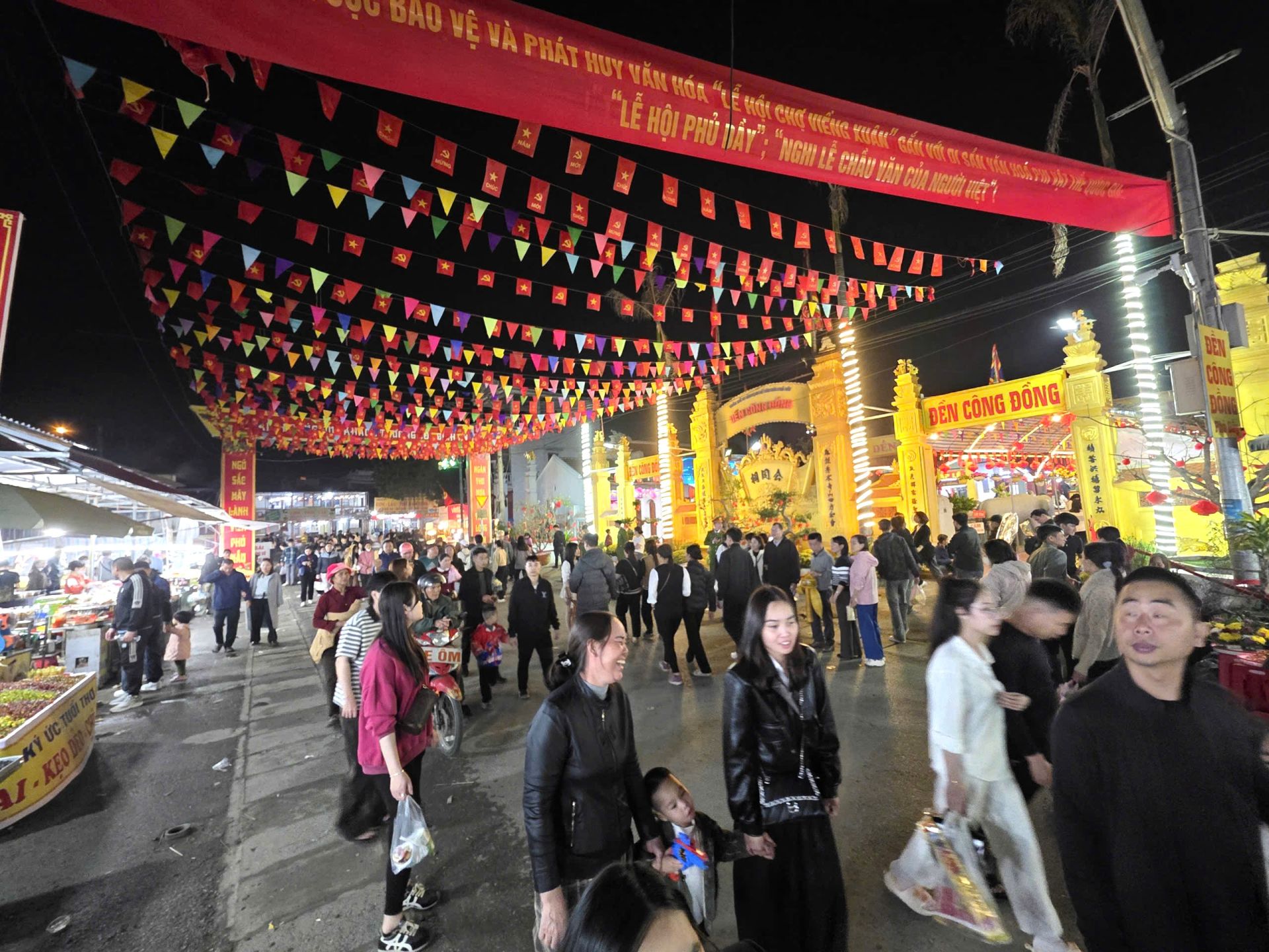 04 Lễ hội Chợ Viềng xu&acirc;n - Phủ Dầy 2026 thu h&uacute;t đ&ocirc;ng đảo kh&aacute;ch thập phương về dự hội.