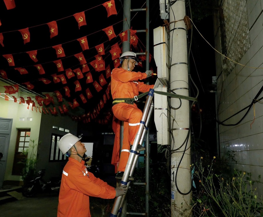 Đội Quản lý điện lực khu vực Xứ Lạng - Công ty Điện lực Lạng Sơn kiểm tra, đo thông số vận hành TBA đêm giao thừa Đội Quản lý điện lực khu vực Xứ Lạng - Công ty Điện lực Lạng Sơn kiểm tra, đo thông số vận hành TBA đêm giao thừa