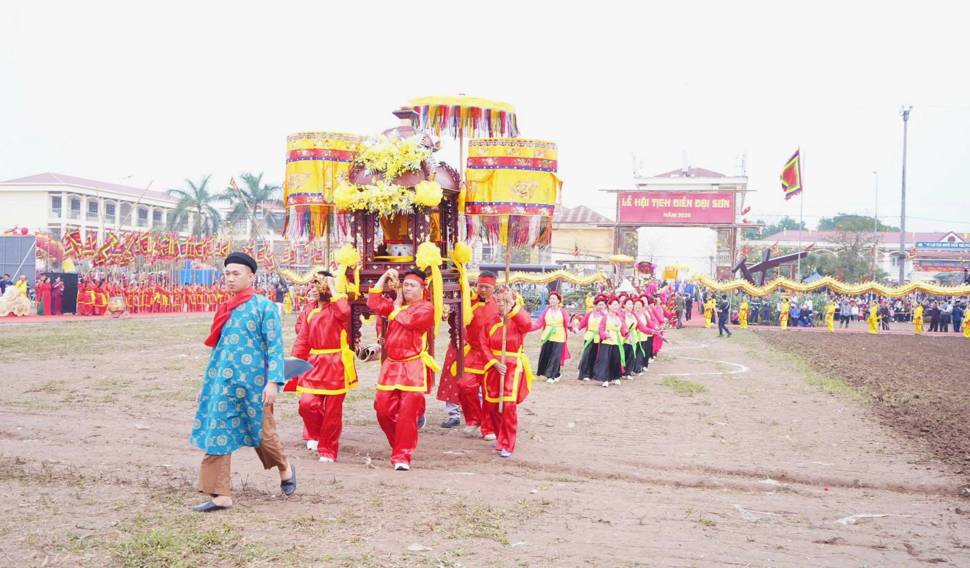 Nghi thức kiệu th&agrave;nh ho&agrave;ng, kiệu Tổ nghề trống, rước linh vị vua L&ecirc; Đại H&agrave;nh tại phần lễ Tịch điền