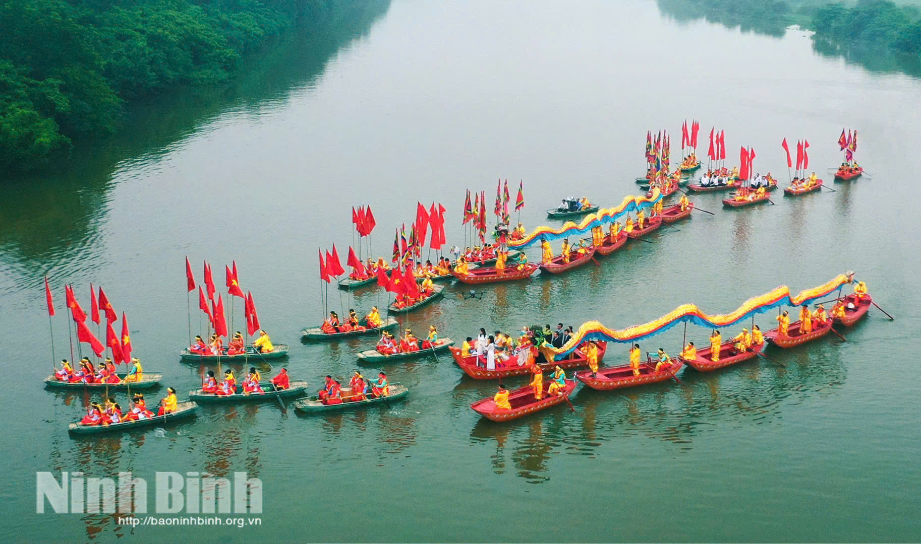 Nghi thức rước nước tr&ecirc;n s&ocirc;ng S&agrave;o Kh&ecirc; của Lễ hội Hoa Lư. Ảnh: Ngọc Linh