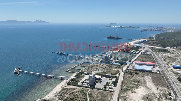 Khu tập trung nhiều cảng biển trong đ&oacute; c&oacute; Cảng quốc tế Nam V&acirc;n Phong, tại khu Nam V&acirc;n Phong, Kh&aacute;nh H&ograve;a