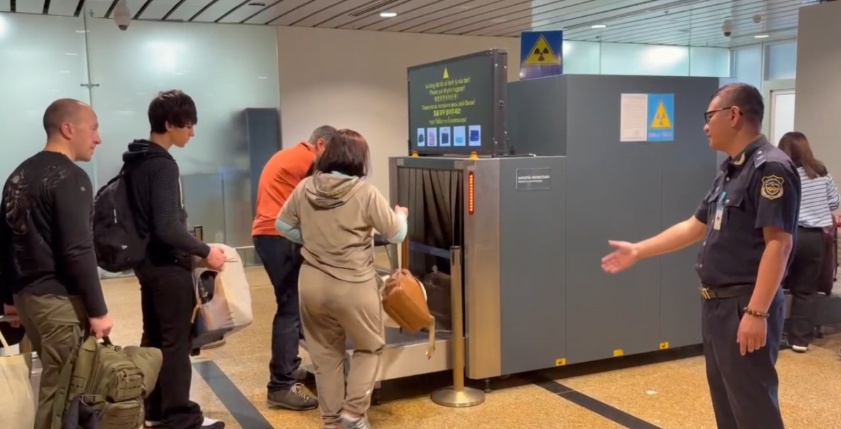 Công chức Hải quan sân bay quốc tế Cam Ranh hướng dẫn hành khách nhập cảnh kiểm tra hành lý qua máy soi. Ảnh: LT Công chức Hải quan sân bay quốc tế Cam Ranh hướng dẫn hành khách nhập cảnh kiểm tra hành lý qua máy soi. Ảnh: LT