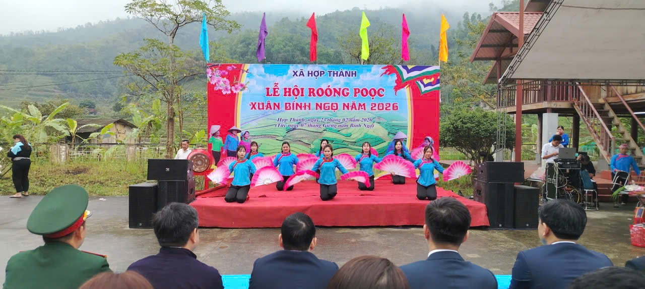 Tiết mục văn nghệ đặc sắc mở m&agrave;n chương tr&igrave;nh, g&oacute;p phần t&ocirc;n vinh bản sắc văn h&oacute;a truyền thống địa phương.