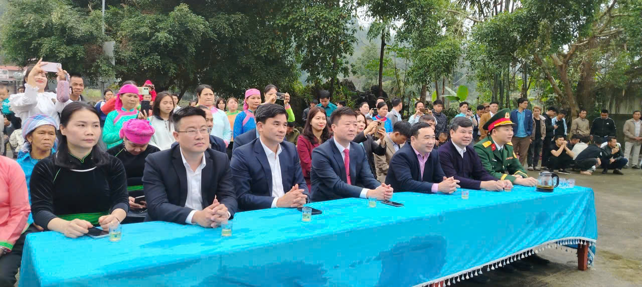 Đại biểu v&agrave; Nh&acirc;n d&acirc;n tham dự lễ hội theo d&otilde;i c&aacute;c hoạt động trong kh&ocirc;ng kh&iacute; trang trọng, phấn khởi đầu xu&acirc;n.