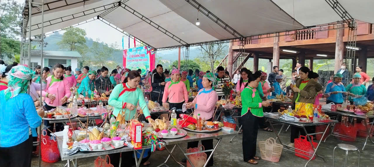 Người d&acirc;n chuẩn bị m&acirc;m lễ c&uacute;ng thần n&ocirc;ng, thần đất, thần nước &ndash; nghi thức quan trọng trong lễ hội xuống đồng truyền thống.