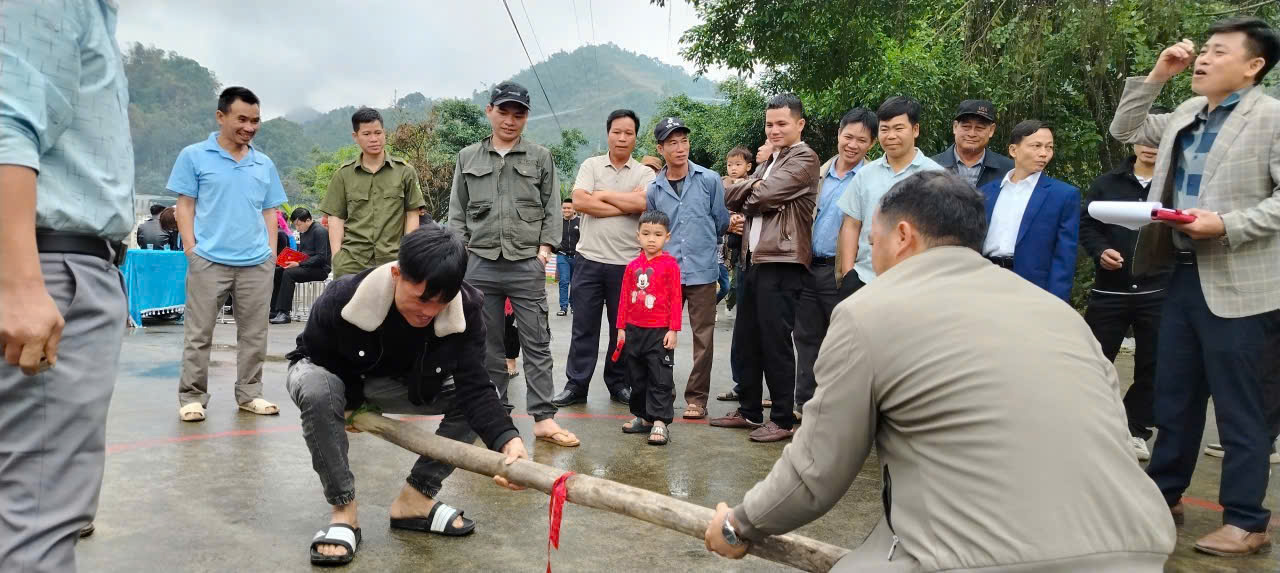 Phần thi tr&ograve; chơi d&acirc;n gian tại lễ hội thu h&uacute;t đ&ocirc;ng đảo người d&acirc;n v&agrave; du kh&aacute;ch cổ vũ, tạo kh&ocirc;ng kh&iacute; vui tươi, đo&agrave;n kết.