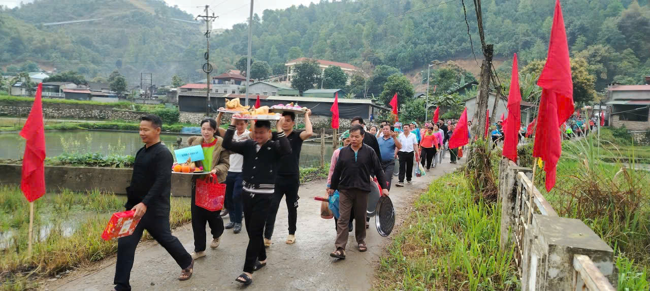 Người d&acirc;n x&atilde; Hợp Th&agrave;nh rước lễ vật tiến v&agrave;o khu vực tổ chức Lễ hội Ro&oacute;ng Poọc Xu&acirc;n B&iacute;nh Ngọ 2026 trong kh&ocirc;ng kh&iacute; rộn r&agrave;ng, trang nghi&ecirc;m.