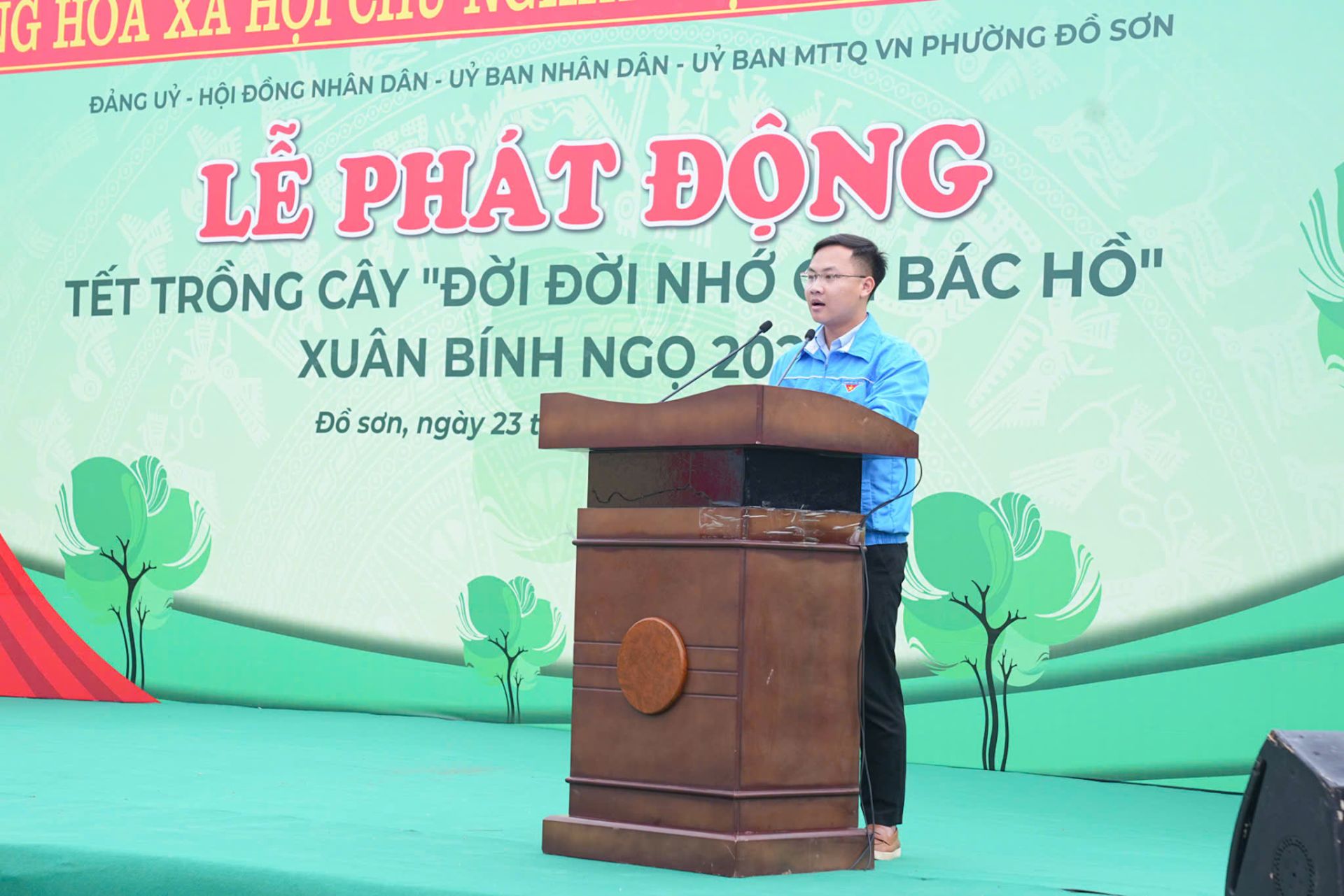 Đại diện thế hệ trẻ ph&aacute;t biểu hưởng ứng Tết trồng c&acirc;y.