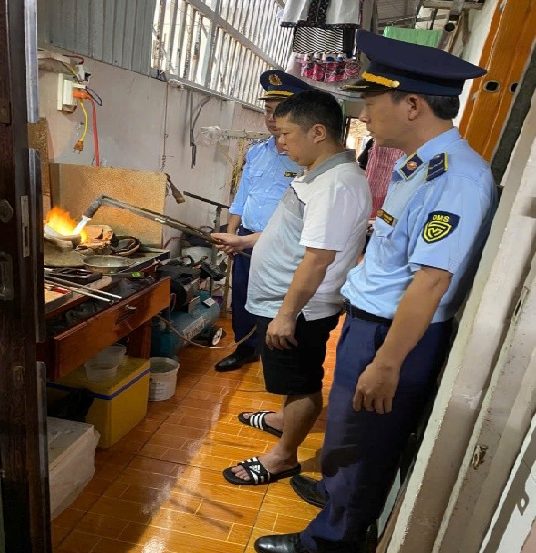 An Giang: Giám sát tiêu hủy trang sức giả mạo nhãn hiệu trị giá gần 200 triệu đồng