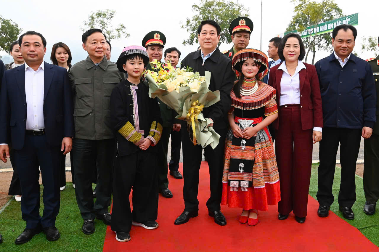 Chủ tịch nước chụp ảnh lưu niệm cùng lãnh đạo tỉnh và thiếu nhi các dân tộc tỉnh Lào Cai tại chương trình. Chủ tịch nước chụp ảnh lưu niệm cùng lãnh đạo tỉnh và thiếu nhi các dân tộc tỉnh Lào Cai tại chương trình.