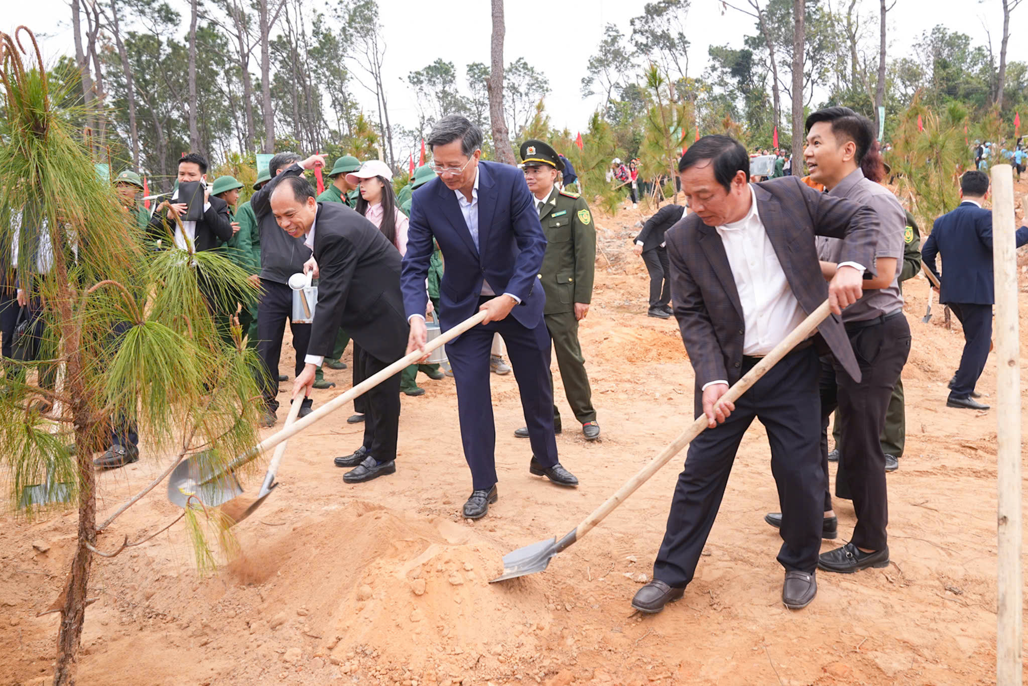 C&aacute;c đồng ch&iacute; l&atilde;nh đạo tham gia trồng c&acirc;y.