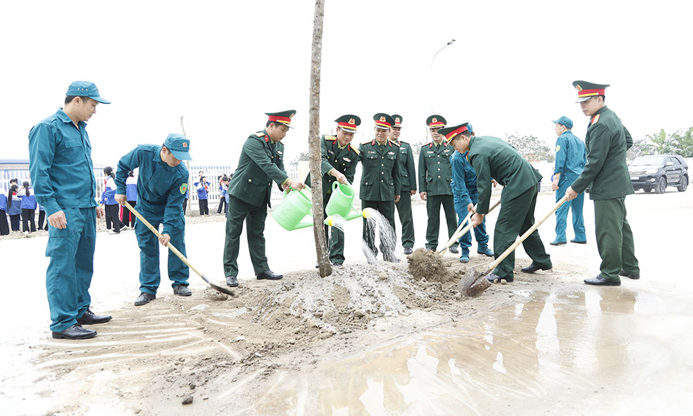 Lực lượng vũ trang phường Phương Liễu tham gia trồng c&acirc;y.