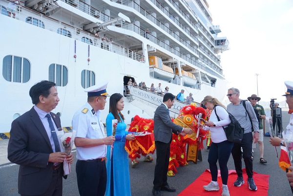 Lãnh đạo tỉnh và các ngành đón, tặng hoa cho các vị khách đầu tiên lên bờ Lãnh đạo tỉnh và các ngành đón, tặng hoa cho các vị khách đầu tiên lên bờ