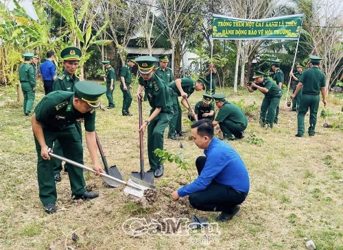 Các lực lượng tham gia trồng cây tại Đồn Biên phòng Gành Hào. Các lực lượng tham gia trồng cây tại Đồn Biên phòng Gành Hào.