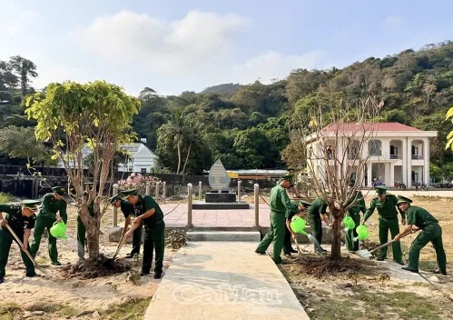Cán bộ, chiến sĩ Đồn Biên phòng Hòn Khoai ra quân trồng cây. Cán bộ, chiến sĩ Đồn Biên phòng Hòn Khoai ra quân trồng cây.