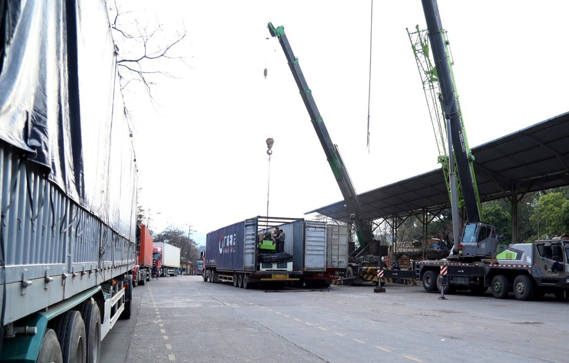 Hoạt động bốc xếp h&agrave;ng h&oacute;a xuất nhập khẩu tại b&atilde;i kiểm h&oacute;a khu vực Cửa khẩu Cốc Nam (tỉnh Lạng Sơn). Ảnh: TĐ