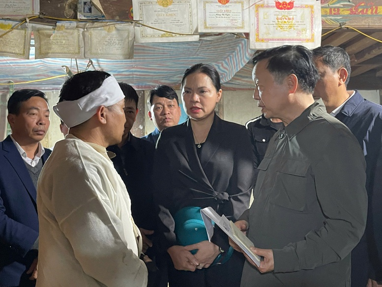 Phó Thủ tướng Trần Hồng Hà thăm hỏi gia đình các nạn nhân vụ chìm tàu chở khách trên hồ Thác Bà