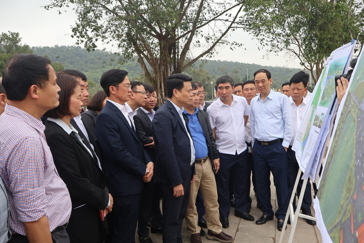 Chủ tịch UBND thành phố kiểm tra dự án cải tạo cảnh quan khu vực trước chùa Côn Sơn. Chủ tịch UBND thành phố kiểm tra dự án cải tạo cảnh quan khu vực trước chùa Côn Sơn.