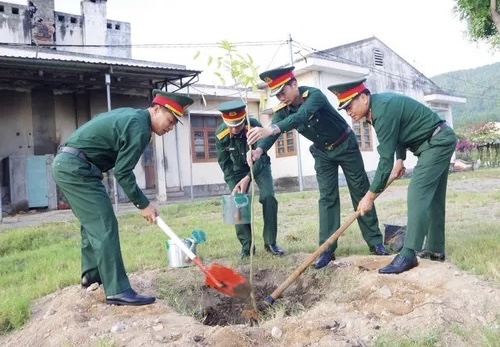 C&aacute;n bộ, chiến sĩ Lữ đo&agrave;n 573 trồng v&agrave; chăm s&oacute;c c&acirc;y xanh hưởng ứng Lễ ph&aacute;t động &ldquo;Tết trồng c&acirc;y đời đời nhớ ơn B&aacute;c Hồ&rdquo; năm 2026. Ảnh: M.L