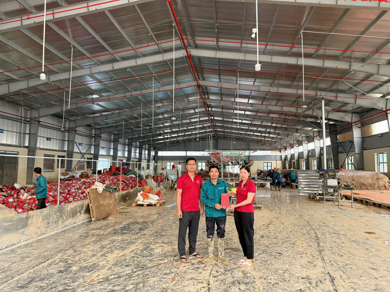 C&aacute;n bộ ng&acirc;n h&agrave;ng đến từng gia đ&igrave;nh, doanh nghiệp c&ugrave;ng t&igrave;m phương &aacute;n tối ưu nhất để hỗ trợ đồng b&agrave;o bị b&atilde;o lũ