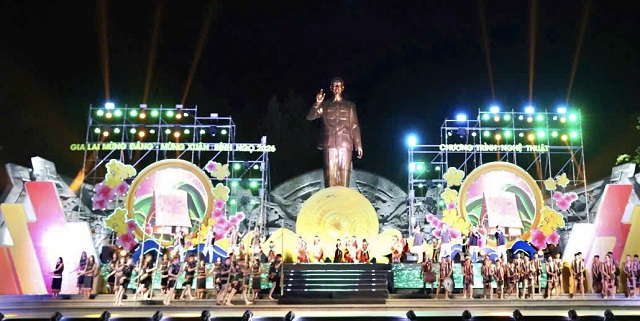 Đông đảo cán bộ, nhân dân và du khách tham dự Lễ hội đón năm mới tại Đông Gia Lai và Tây Gia Lai. Đông đảo cán bộ, nhân dân và du khách tham dự Lễ hội đón năm mới tại Đông Gia Lai và Tây Gia Lai.