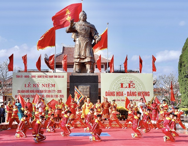 Tây Sơn – Gia Lai cũng là điểm đến thu hút đông đảo du khách. Trong ảnh: Một góc Lễ kỷ niệm 255 năm Khởi nghĩa nông dân Tây Sơn. Tây Sơn – Gia Lai cũng là điểm đến thu hút đông đảo du khách. Trong ảnh: Một góc Lễ kỷ niệm 255 năm Khởi nghĩa nông dân Tây Sơn.