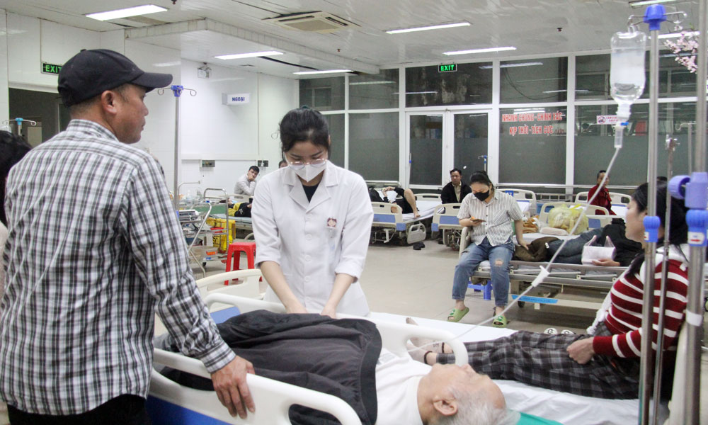 Nh&acirc;n vi&ecirc;n Trung t&acirc;m Cấp cứu v&agrave; vận chuyển 115 (Bệnh viện Đa khoa Bắc Ninh số 1) chăm s&oacute;c, điều trị cho người bệnh nhập viện s&aacute;ng 22/2.