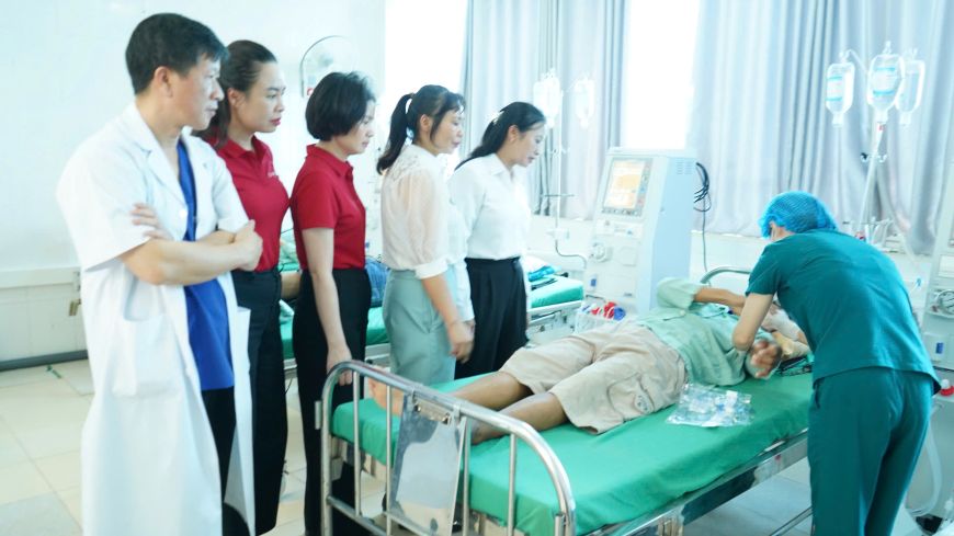 C&aacute;n bộ Agribank thăm bệnh nh&acirc;n đang được sử dụng m&aacute;y chạy thận nh&acirc;n tạo Agribank trao tặng