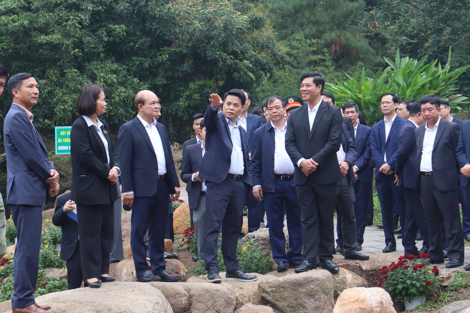 Đồng chí Chủ tịch UBND thành phố Lê Ngọc Châu chỉ đạo tiếp tục nghiên cứu phương án chỉnh trang cảnh quan hai bên suổi Côn Sơn. Đồng chí Chủ tịch UBND thành phố Lê Ngọc Châu chỉ đạo tiếp tục nghiên cứu phương án chỉnh trang cảnh quan hai bên suổi Côn Sơn.