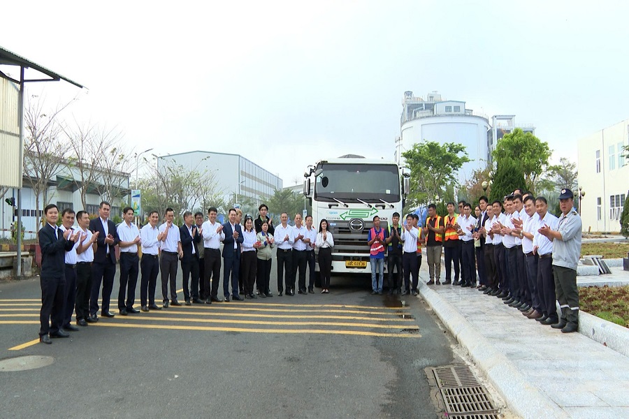 C&aacute;n bộ, c&ocirc;ng nh&acirc;n vi&ecirc;n C&ocirc;ng ty Nh&ocirc;m Đắk N&ocirc;ng - TKV tại Lễ xuất chuyến h&agrave;ng alumin đầu ti&ecirc;n năm B&iacute;nh Ngọ 2026