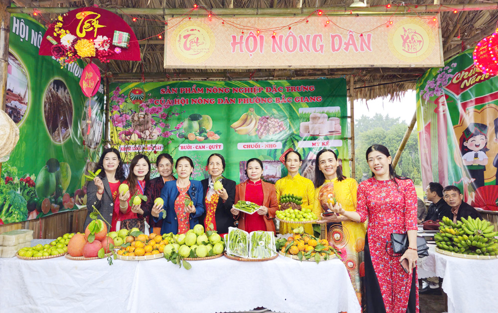 T&aacute;i hiện kh&ocirc;ng gian văn h&oacute;a chợ xu&acirc;n tại lễ hội.