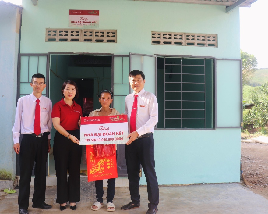 Agribank trao tặng nh&agrave; đại đo&agrave;n kết cho hộ gia đ&igrave;nh chị Cao Thị Điệp (x&atilde; Kh&aacute;nh Nam, huyện Kh&aacute;nh Vĩnh, tỉnh Kh&aacute;nh H&ograve;a cũ)