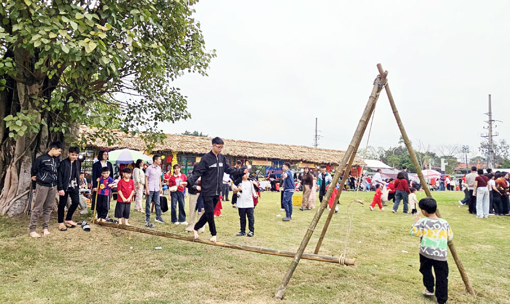 Nhiều người phấn khởi khi tham gia tr&ograve; chơi đi cầu kiều