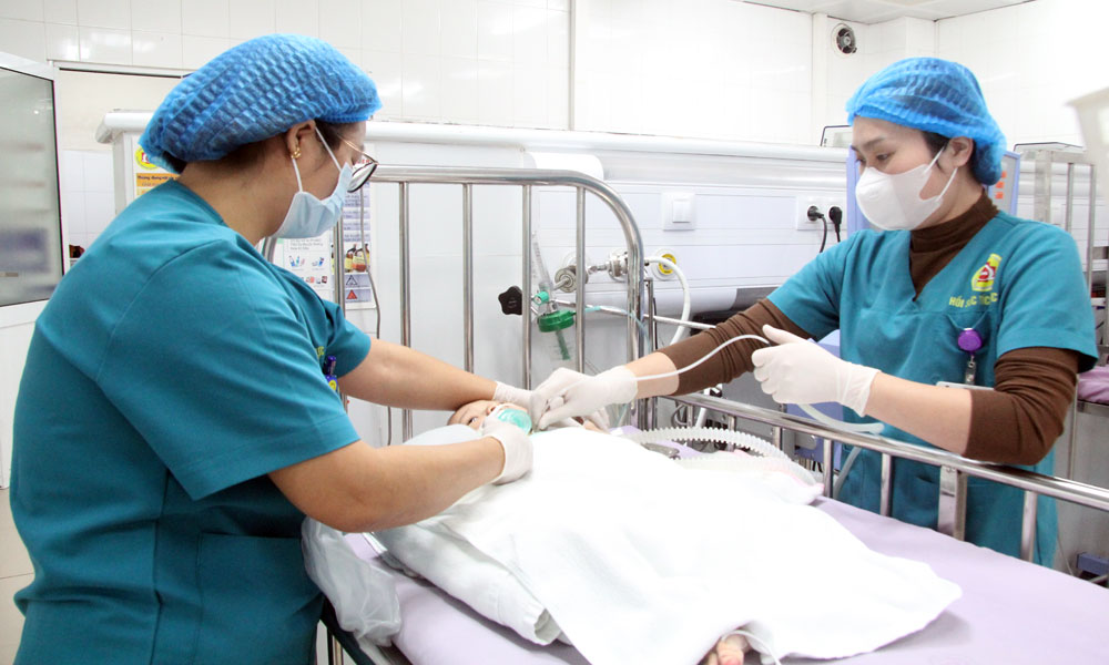 Điều dưỡng Bệnh viện Sản - Nhi Bắc Ninh số 2 chăm s&oacute;c bệnh nhi phải hỗ trợ thở m&aacute;y trong dịp Tết nguy&ecirc;n đ&aacute;n.