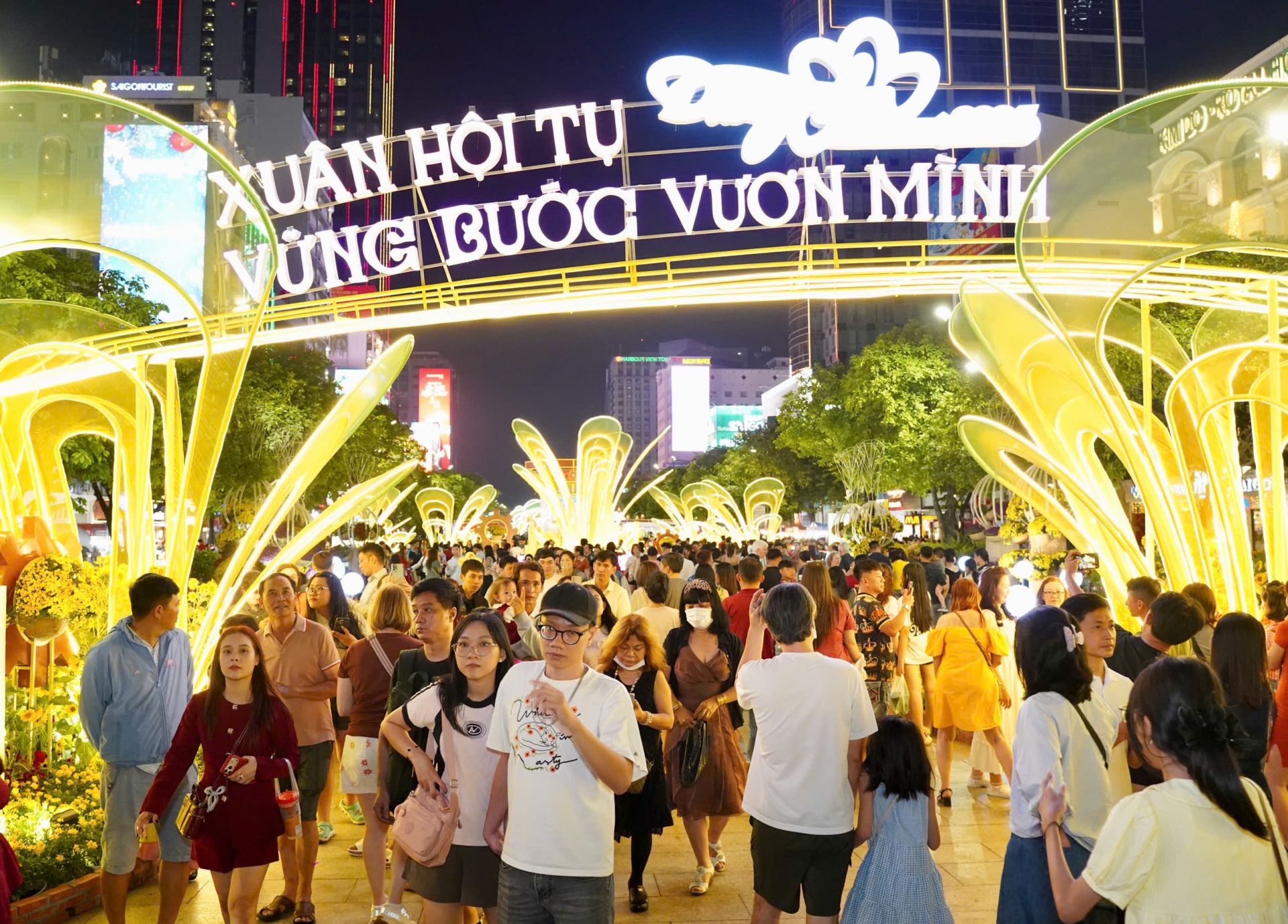 TP. HCM: Đường hoa Nguyễn Huệ 2026 đón trên 1,8 triệu lượt khách