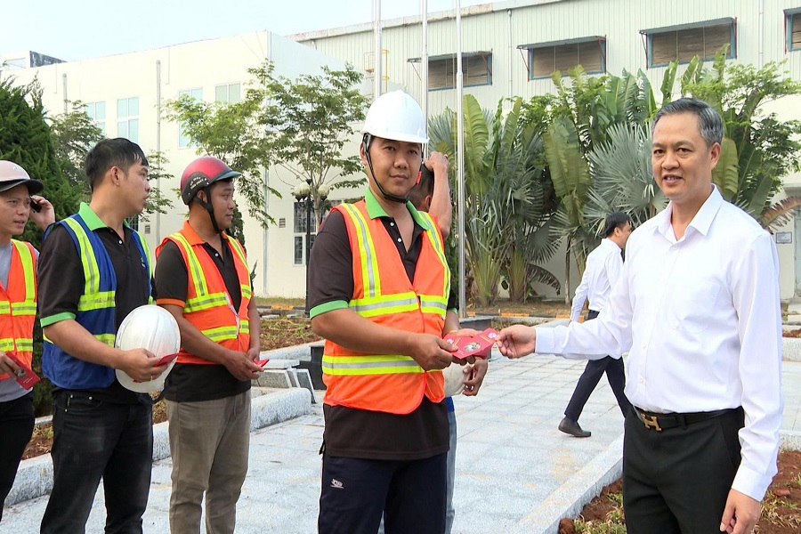 Gi&aacute;m đốc C&ocirc;ng ty Nh&ocirc;m Đắk N&ocirc;ng - TKV Nguyễn B&aacute; Phong l&igrave; x&igrave; đầu năm cho c&aacute;c t&agrave;i xế vận chuyển chuyến h&agrave;ng đầu ti&ecirc;n trong năm mới B&iacute;nh Ngọ 2026