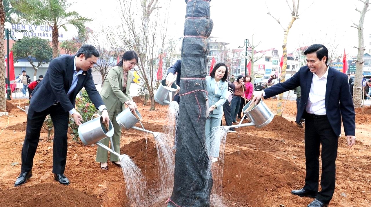 Lãnh đạo tỉnh Lạng Sơn dự Lễ phát động “Tết trồng cây đời đời nhớ ơn Bác Hồ”