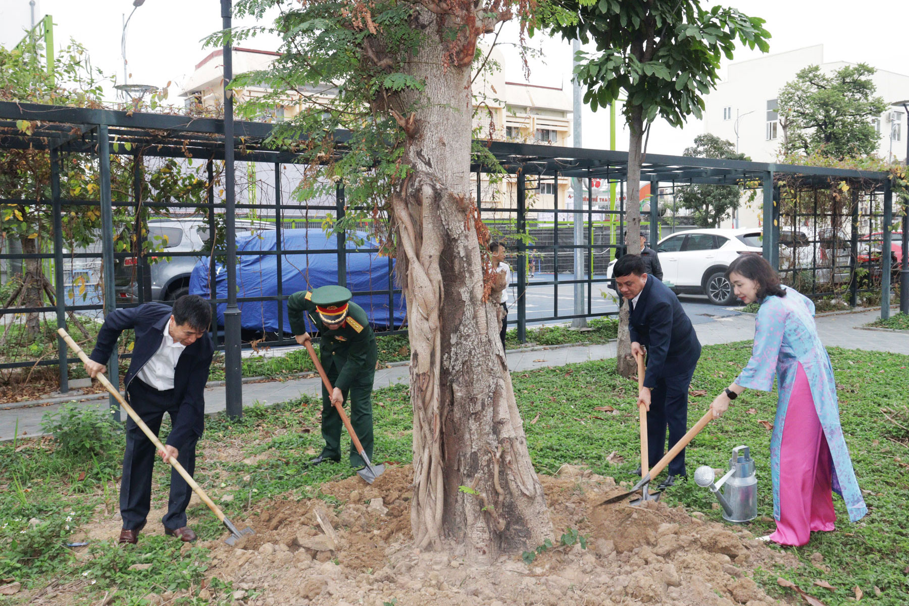 L&atilde;nh đạo phường trồng c&acirc;y trong khu&ocirc;n vi&ecirc;n S&acirc;n vận động Hồ Sen.