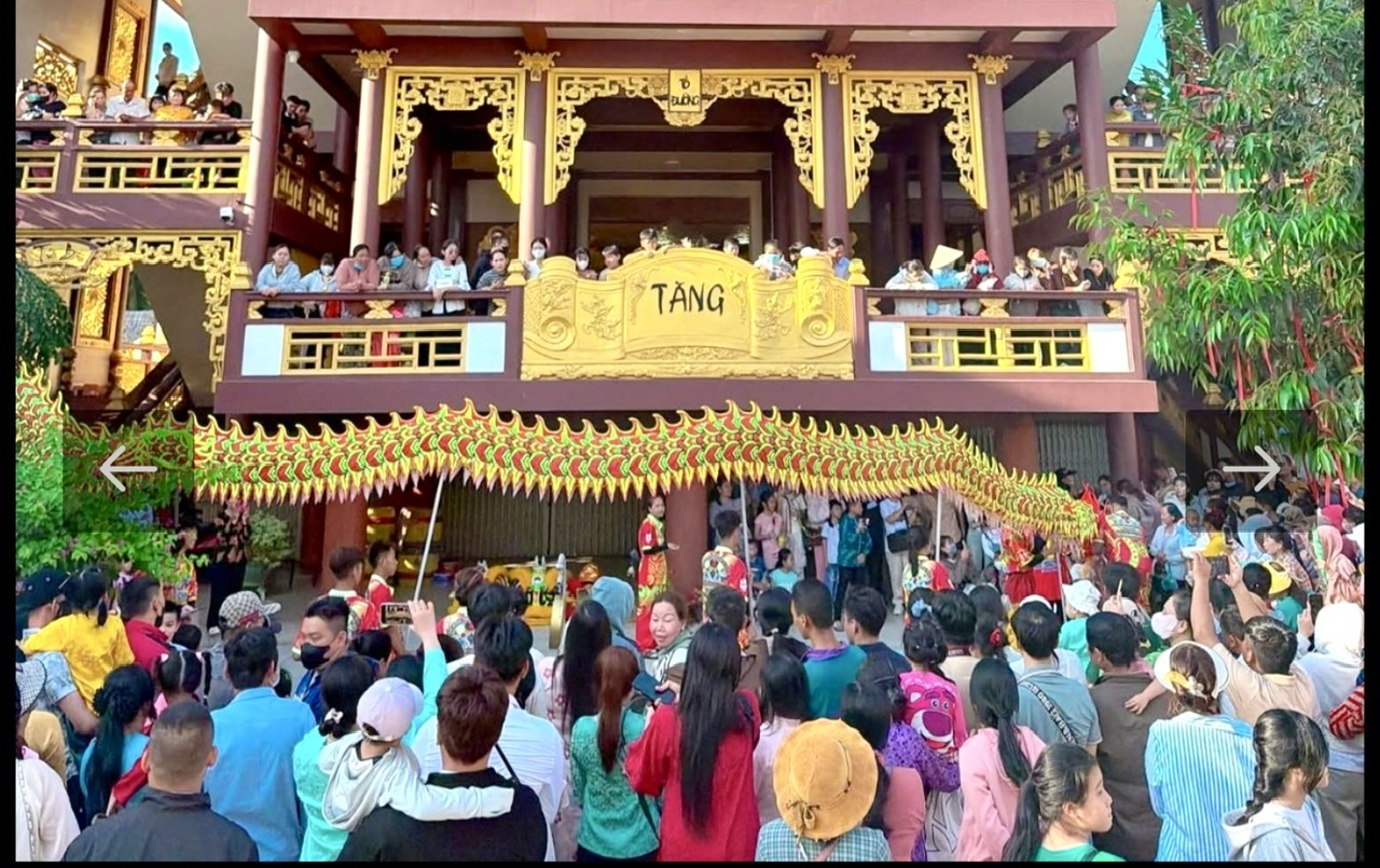 Một số khu di tích và điểm tâm linh thu hút từ hàng chục nghìn đến khoảng 100.000 lượt khách đến dâng hương, tham quan trong những ngày đầu năm. Một số khu di tích và điểm tâm linh thu hút từ hàng chục nghìn đến khoảng 100.000 lượt khách đến dâng hương, tham quan trong những ngày đầu năm.