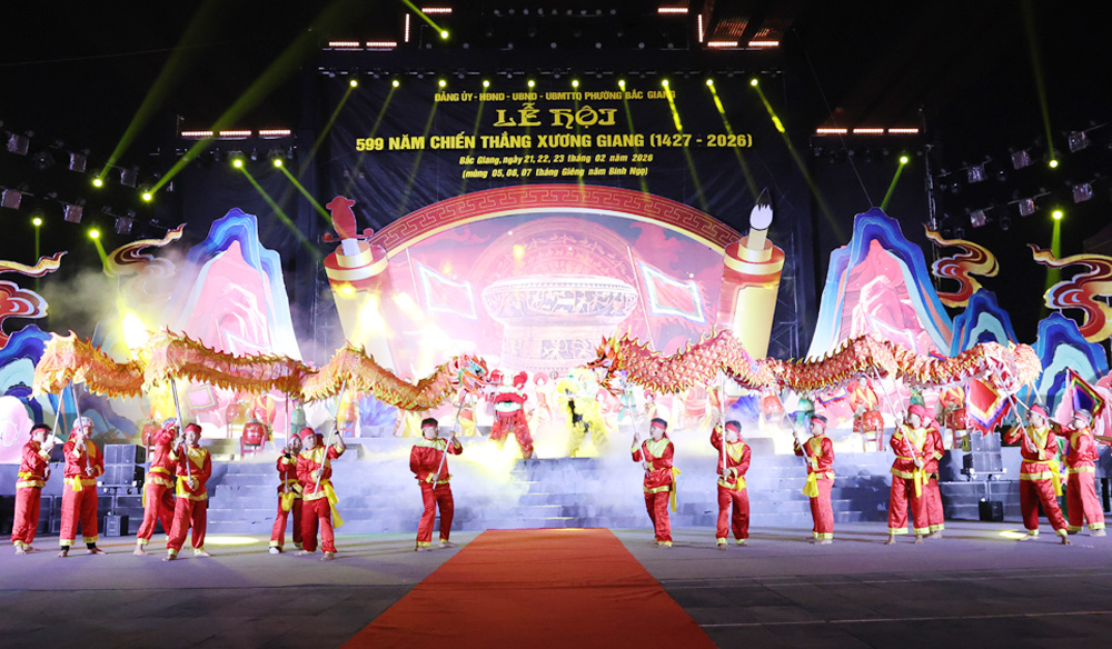 M&agrave;n m&uacute;a l&acirc;n khai hội.