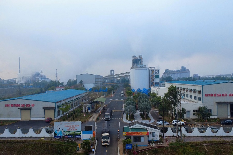 Những chuyến xe tải lần lượt vận chuyển alumin từ Nh&agrave; m&aacute;y Alumin Nh&acirc;n Cơ xuống Cảng G&ograve; Dầu