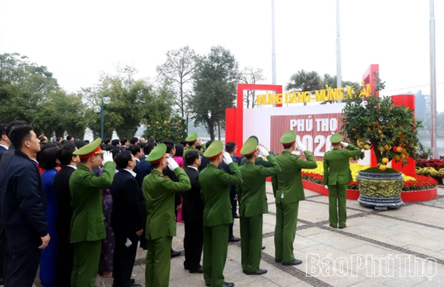 Giai điệu Quốc ca vang vọng, hòa cùng tiếng hát đồng thanh của các lực lượng tham dự. Giai điệu Quốc ca vang vọng, hòa cùng tiếng hát đồng thanh của các lực lượng tham dự.